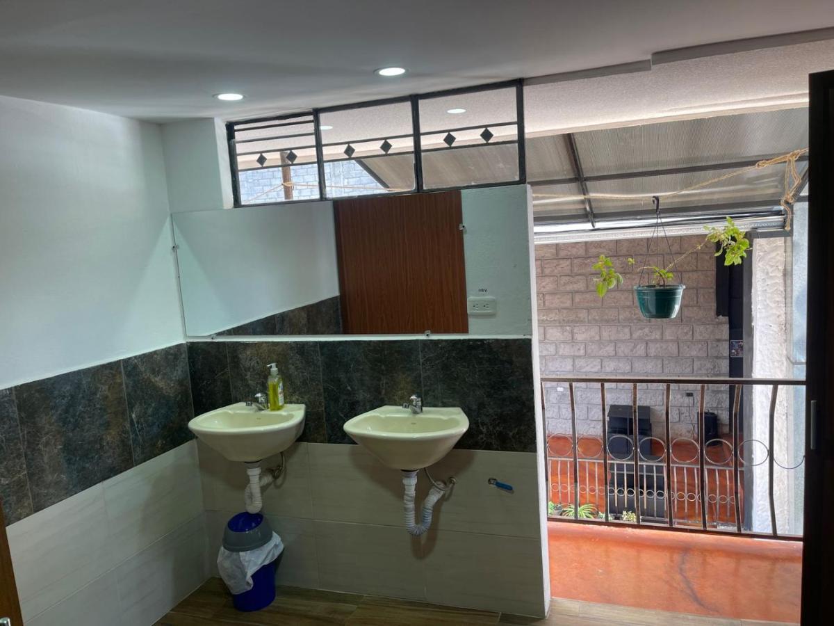 El Jardin Escondido Party Hostel Baños Екстериор снимка