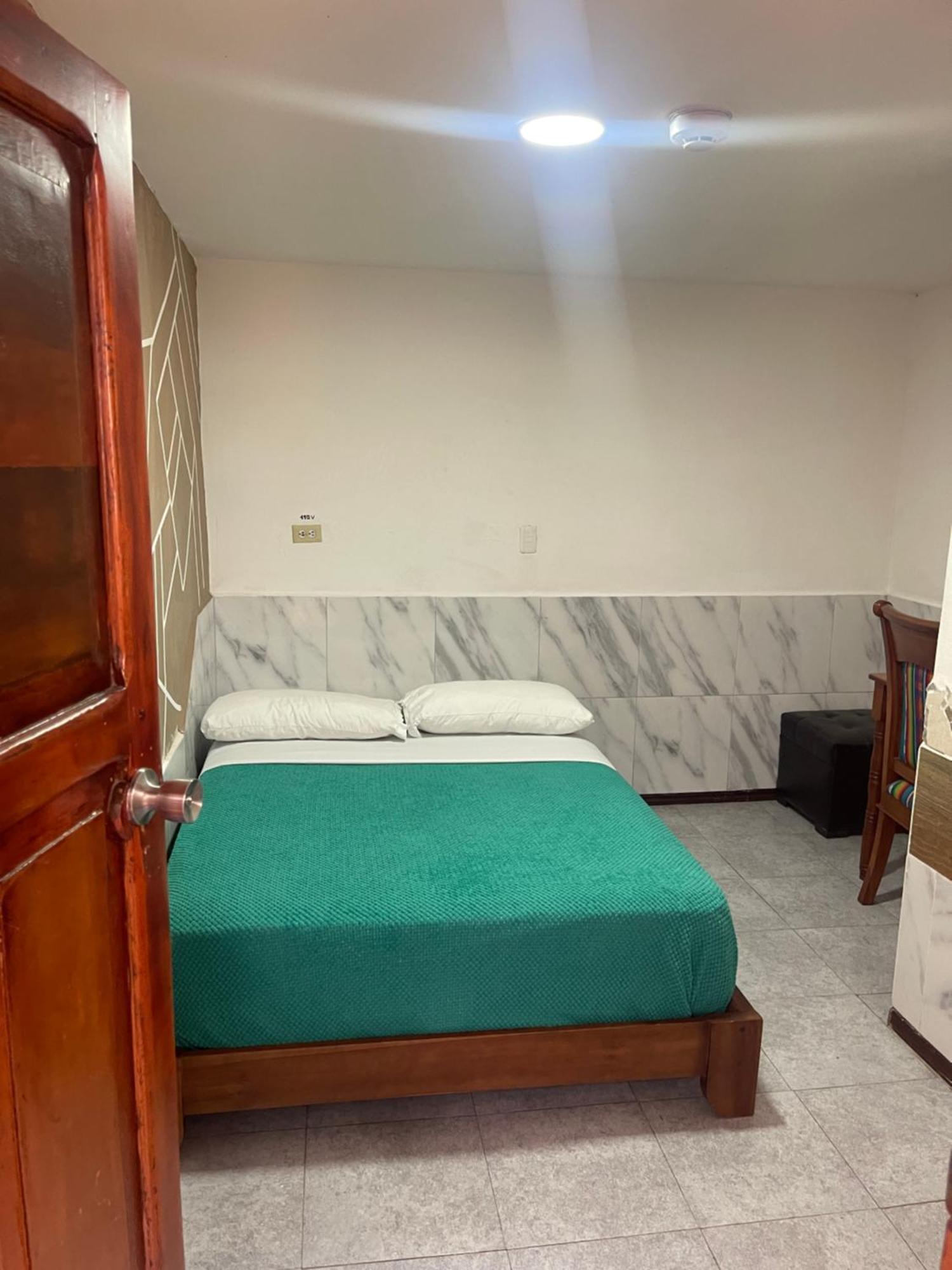 El Jardin Escondido Party Hostel Baños Екстериор снимка