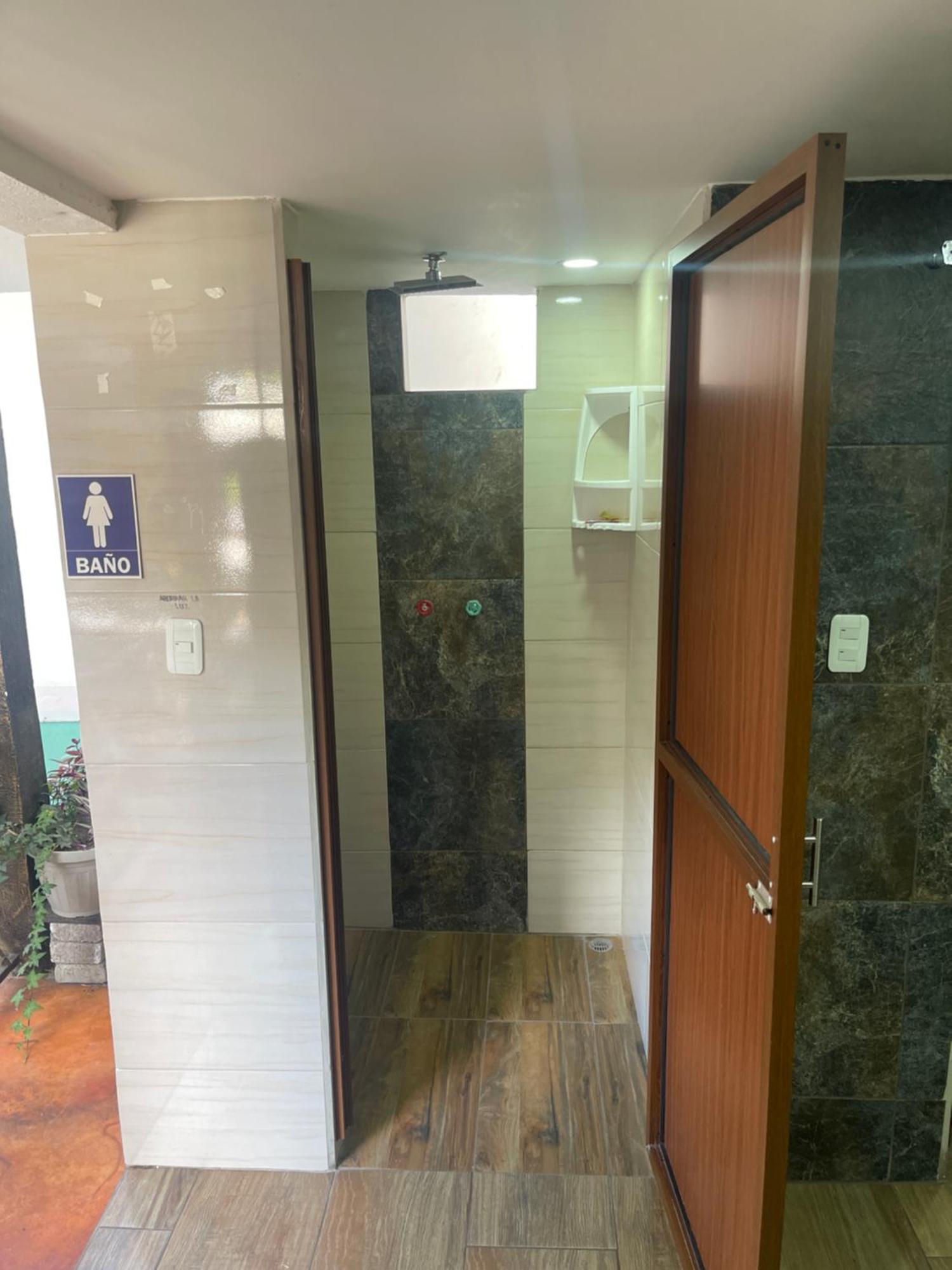 El Jardin Escondido Party Hostel Baños Екстериор снимка